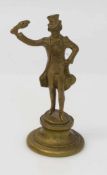 Kavalier kleiner Bronzekavalier, wohl Aufsatz einer Kaminuhr, H. 12 cm