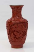 Rotlackvase China, 20. Jh., innen emaillierte Vase, umlaufender reliefierter Dekor, H. 18 cm