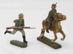 2 Massefiguren Wehrmacht/ Heer, Laufender Schütze u. Reiter zu Pferd, Lineol, H. 7 cm (Pferd u.