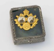 Kleine Schatulle um 1905, Metall mit klappbarem Glasdeckel, Innen mit Samt ausgeschlagen (wohl für