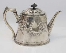 Teekanne England 19. Jh., Silver plated, am Boden gemarkt, Wandung mit plastischem Rocaille-Dekor,