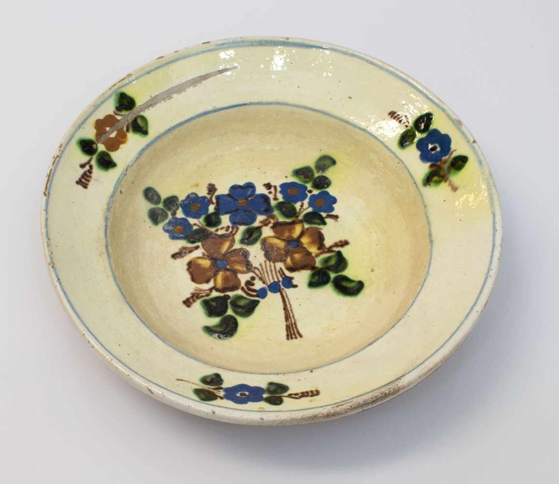 Schüsselteller deutsch um 1850, beige glasierte Keramik mit typischer Bauernmalerei im Spiegel u.