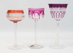 Lot 3 Kristallglas Römer 1900-1930, verschiedenfarbig überfangen und handgeschliffen, H. 18 - 21 cm