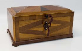 Holzschatulle 19. Jh., Holz, intarsierter Korpus, Original Schloß u. Schlüssel, 19 x 32 x 17 cm