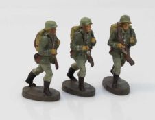 3 Massefiguren Wehrmacht/ Heer, 3 marschierende Soldaten mit Tournister, Elastolin, H. 7 cm