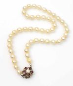 Perlenkette einzeln geknotete Zuchtperlen, mit roséfarbenem Lüster, blütenförmiger 585er WG-