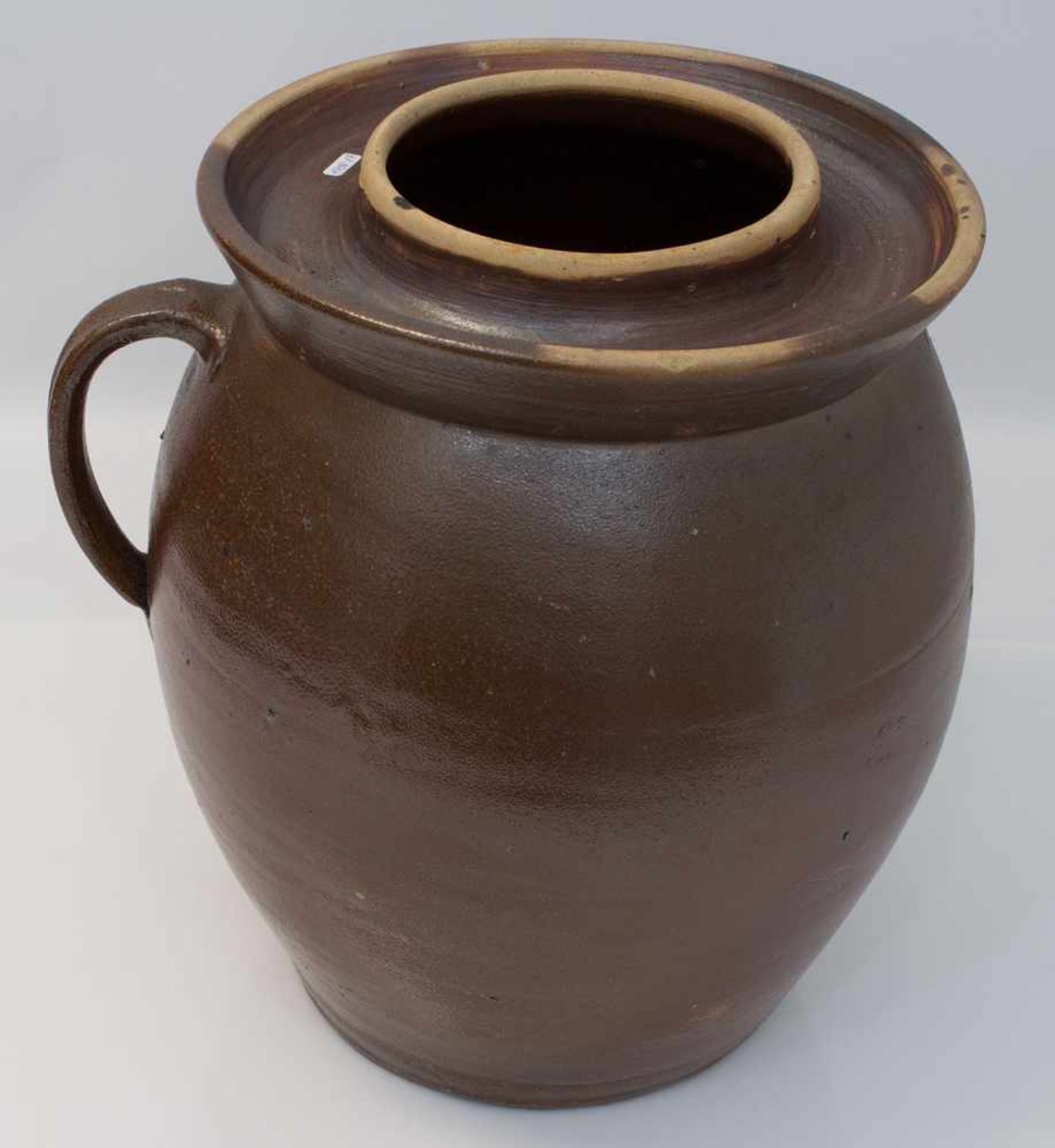 Grosser Gurkentopf Gärtopf, braun glasierte Keramik mit einem Henkel, Deckel fehlt, H. 38 cm