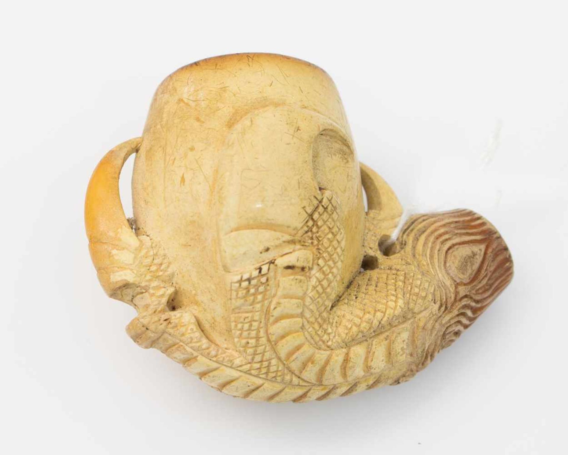 Pfeiffenkopf 19. Jh., Meerschaumkopf mit geschnittener Greifenkralle, H. 4,5 cm