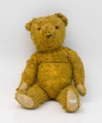 Teddybär um 1930er/ 40er Jahre, Holzwollfüllung, bewegliche Glieder, Kunststoffaugen, stark