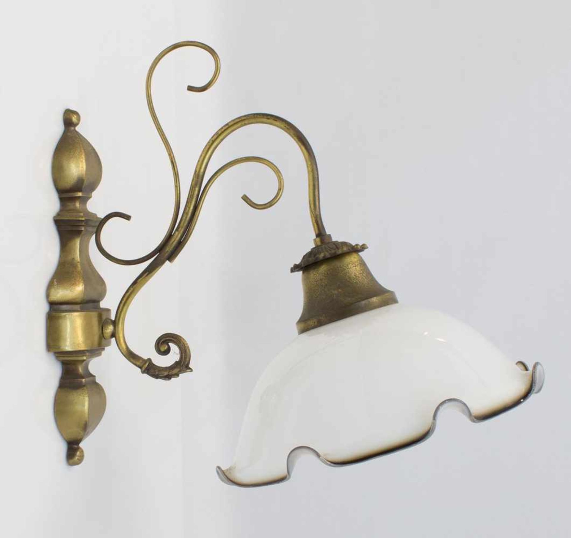 Wandlampe Metall eloxiertes Gestell, mit gewelltem Milchglasschirm, 1 flammig, H. 32 cm