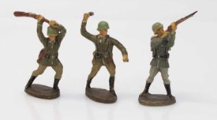 3 Massefiguren Wehrmacht/ Heer, Schlagender Infanterist/ Schütze u. Handgranatenwerfer, Elastolin,
