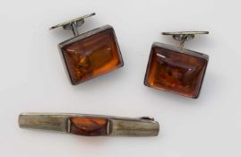 Schmuckset 835er Silber, Paar eckige Manschettenknöpfe mit jew. einem großen Bernsteincabochon, dazu