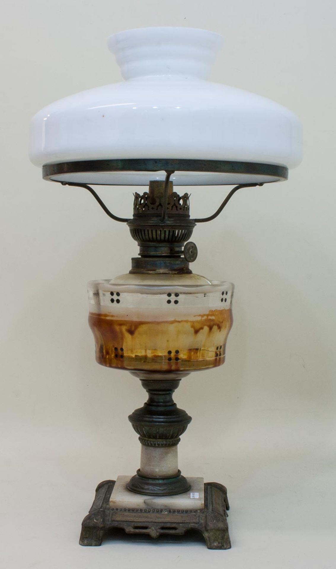 Petroleumlampe um 1910, handbemalter Glaskorpus auf Metallfuß, Milchglasschirm, Zylinder fehlt, H.