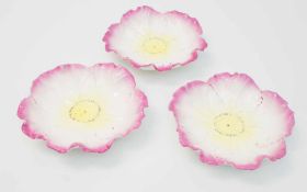 3 Beilagenteller um 1900, Porzellan mehrfarbig glasiert, in Blütenform, D. 14 cm