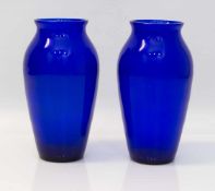 Paar Biedermeiervasen um 1870, blau gefärbtes Glas, mundgeblasen, H. 19,5 cm