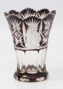 Überfangvase Böhmen 1. Hälfte 20. Jh., Kristallglas rubinrot überfangen, handgeschliffen, H. 10 cm