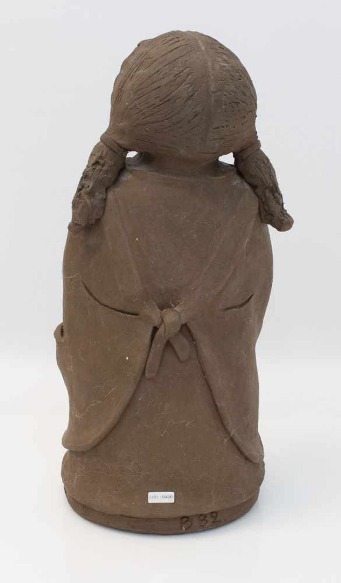 Monogrammist B. (Keramiker(in) des 20. Jh.) Mädchen mit Zöpfen Keramik, unglasiert, monogrammiert u. - Bild 2 aus 2