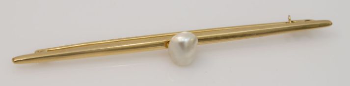 Brosche 18kt GG, 3,5 g, längliche Form mit einer unregelmäßigen zentralen Perle, Nadel mit