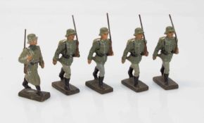 5 Massefiguren Wehrmacht/ Heer, 5 marschierende Soldaten (4 x mit Tournister u. Sommeruniform/ 1 x