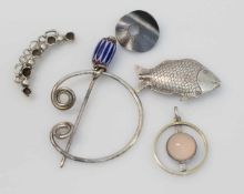 Konvolut Designerschmuck Silber, Brosche, Kettenanhänger, insg. 5 Teile, untersch. Designer