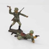 2 Massefiguren Wehrmacht/ Heer, Liegender Pistolenschütze u. Handgranatenwerfer, Lineol, H. 7 cm
