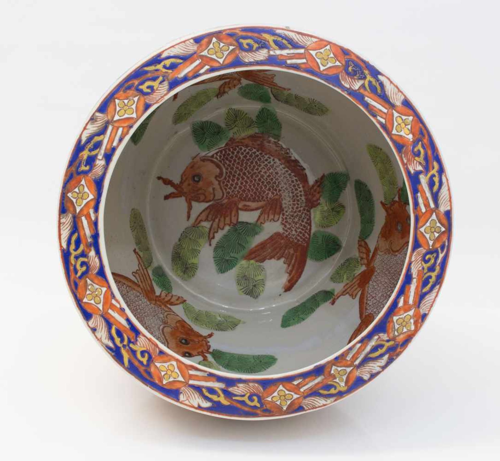 Übertopf China Anfang 20. Jh., Keramik mit Ritzdekor und aufwändiger Handmalerei, am Boden - Bild 3 aus 4