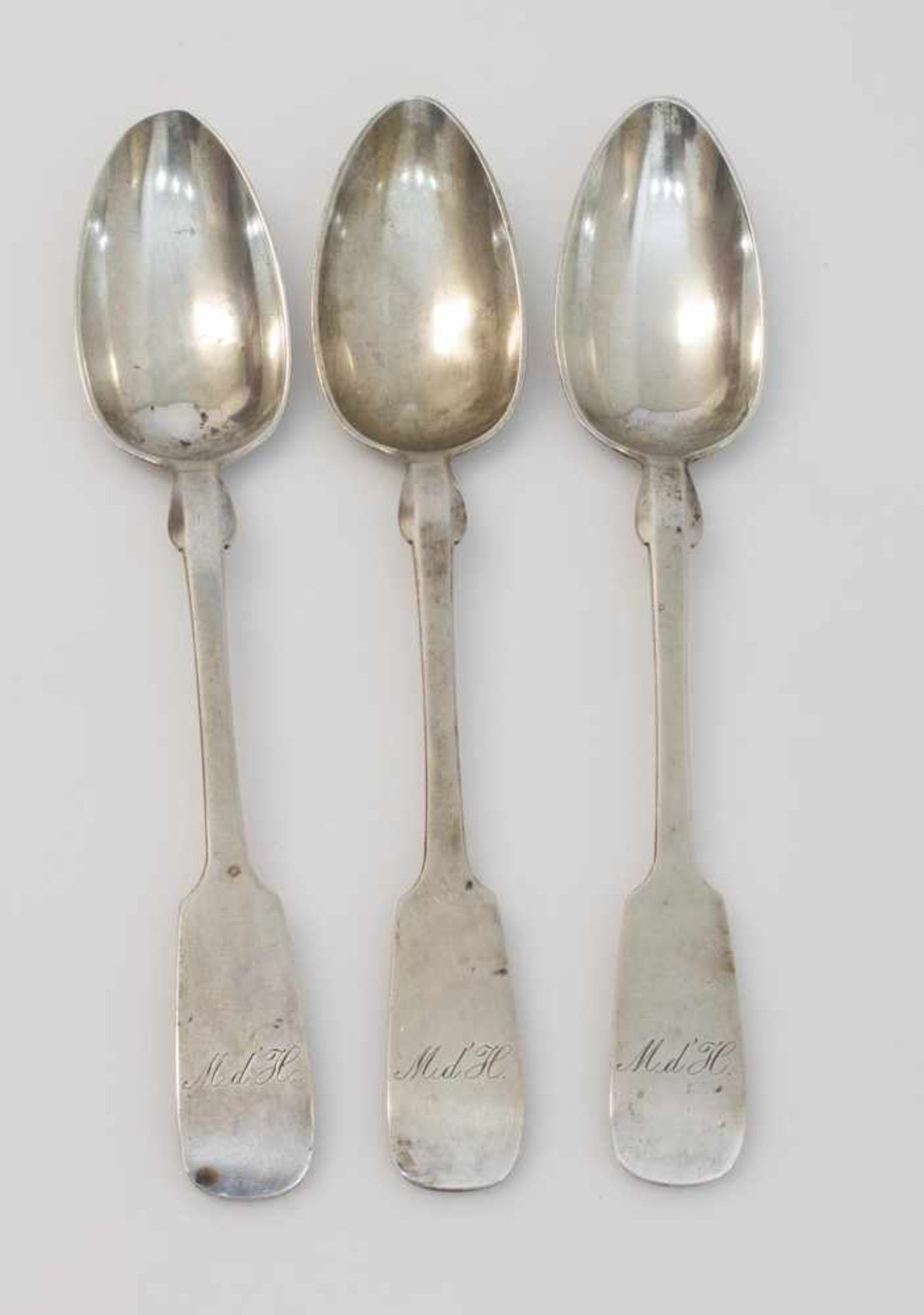 3 Speiselöffel deutsch um 1880, 800er Silber, 157 g, Meistermarke und Tremolierstrich, Spatendekor