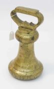 englisches Glockengewicht Mitte 19. Jh., Bronze mit Handhabe, 7 lb (3180g), diverse Prüfmarken