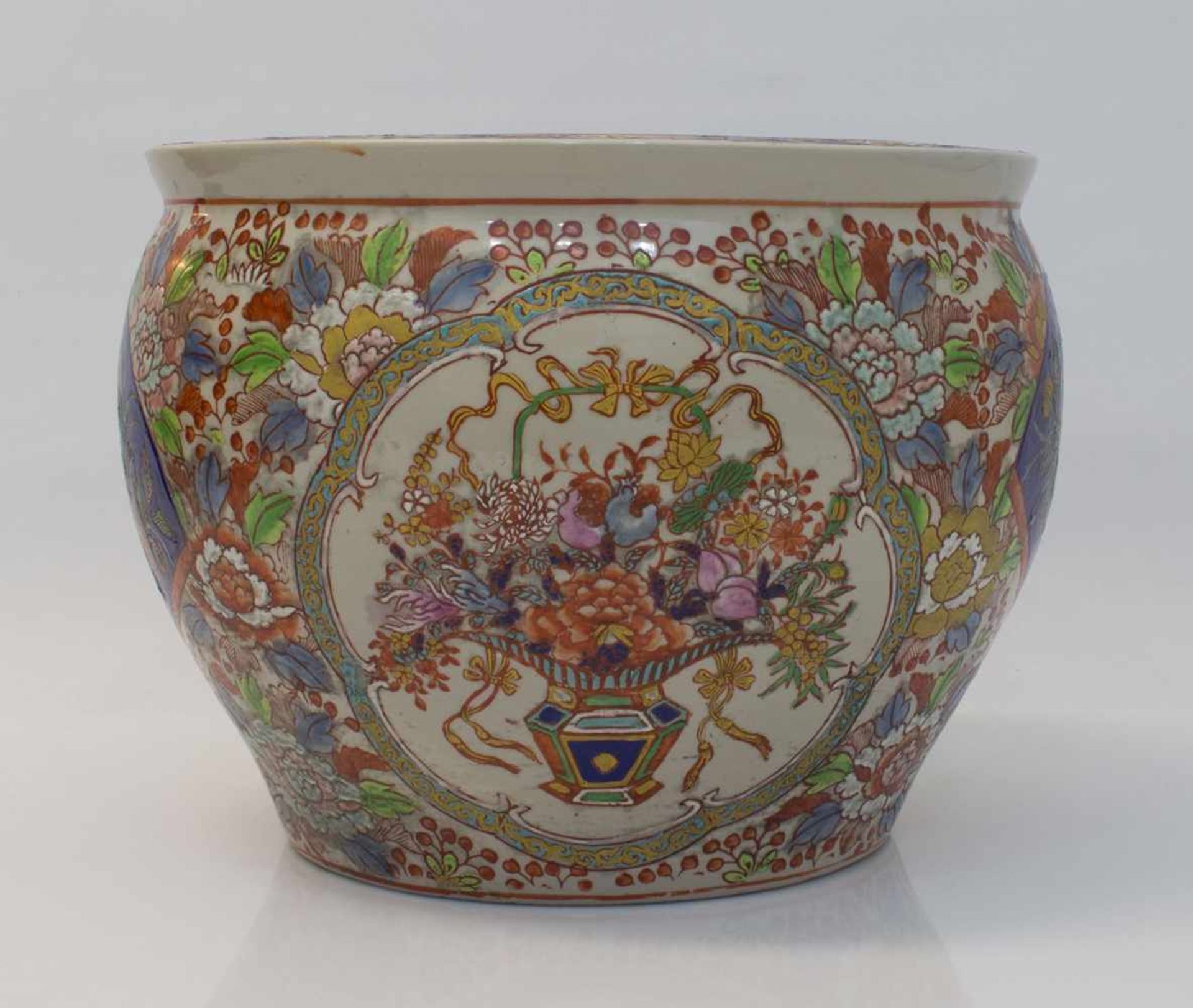 Übertopf China Anfang 20. Jh., Keramik mit Ritzdekor und aufwändiger Handmalerei, am Boden - Bild 2 aus 4
