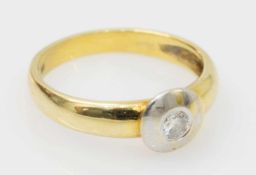 Damenring 585er GG, 3,6 g, runder Ringkopf mit einem gefassten Brillanten (ca. 0,16 ct.), RG 55