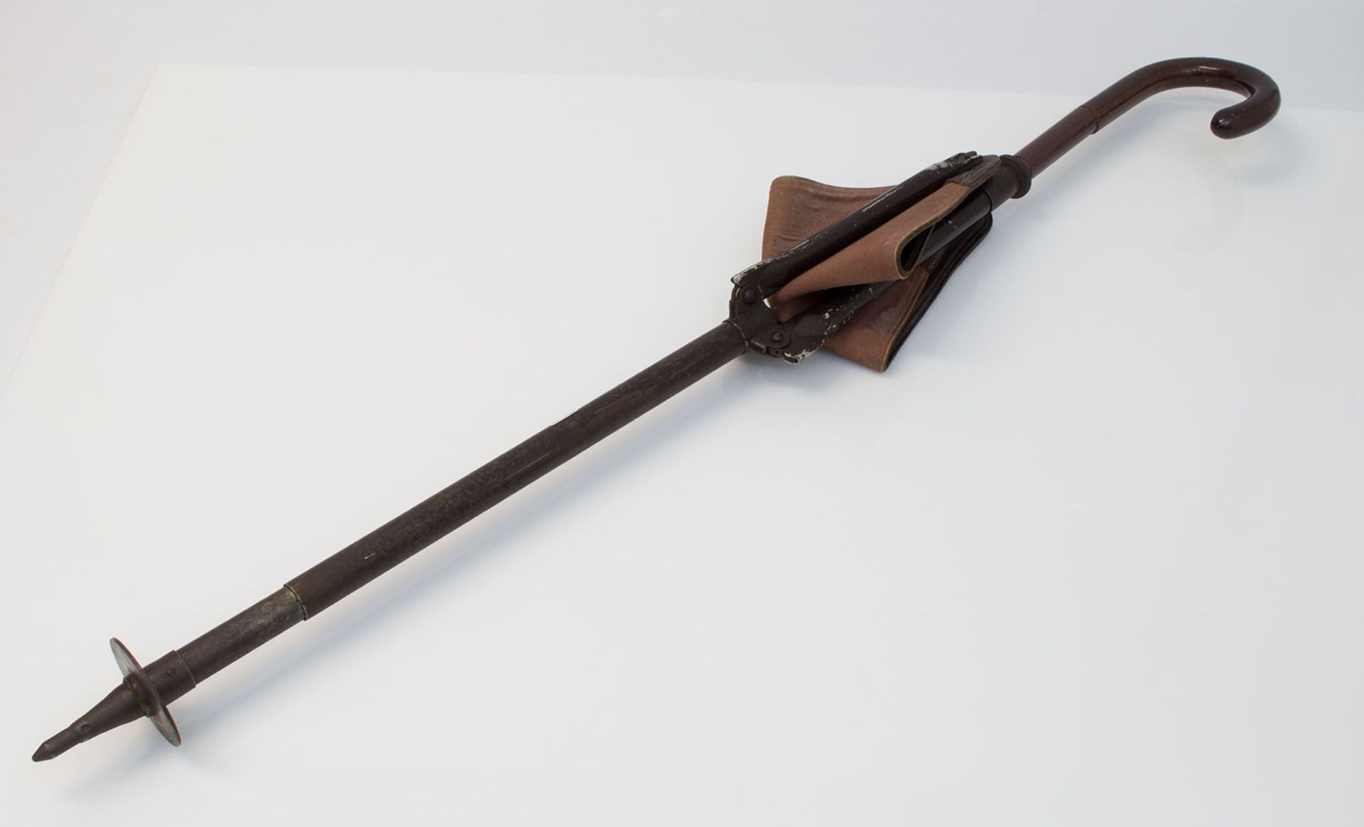 Jagdsitzstock um 1920, gemarkt Höversitz, Metall/ Leder, L. 97 cm