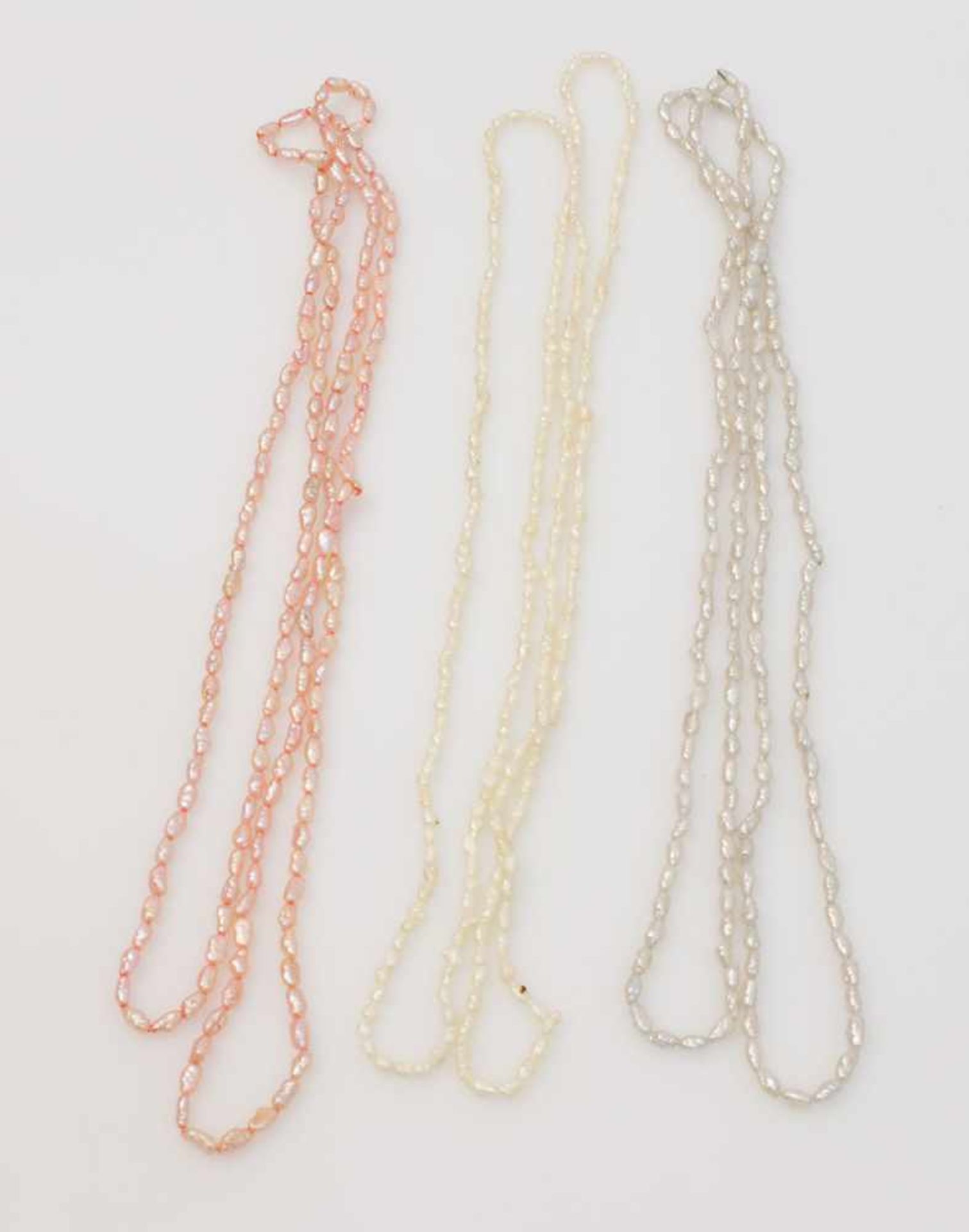 3 Perlenketten 3 untersch. farbene Ketten, mit rosè-, grau und beigem Lüster, L. 88 cm