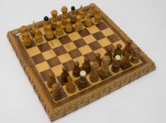 Schachspiel Holz, beschnitztes Brett u. gedrechselte Figuren