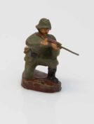 Massefigur Wehrmacht/ Heer, Knieender Schütze, H. 5,5 cm