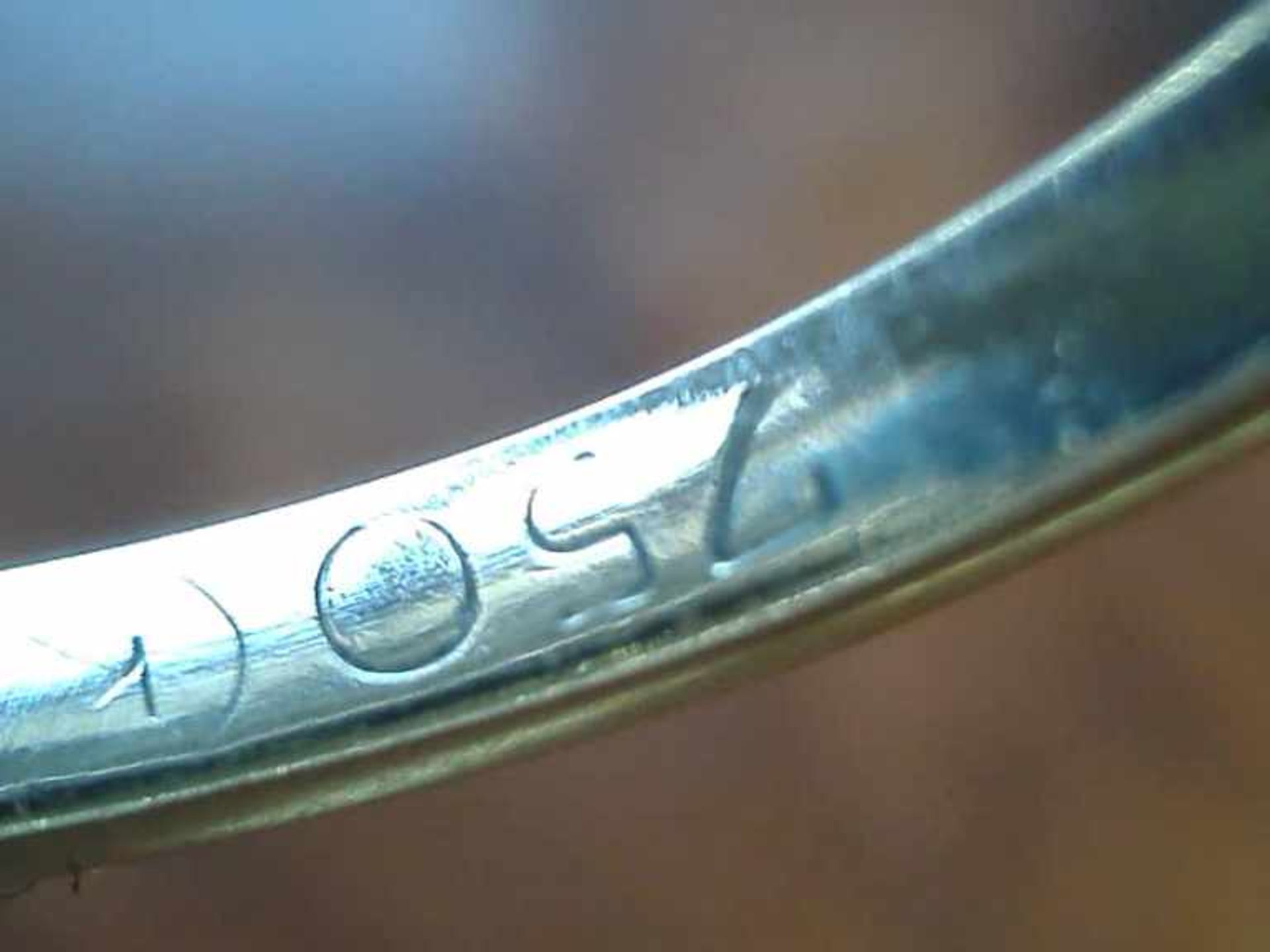 Damenring 750er WG, 1,8 g, Ringkopf mit einem gefassten Brillanten (ca. 0,07 ct.), in GG gefasst, RG - Image 2 of 2