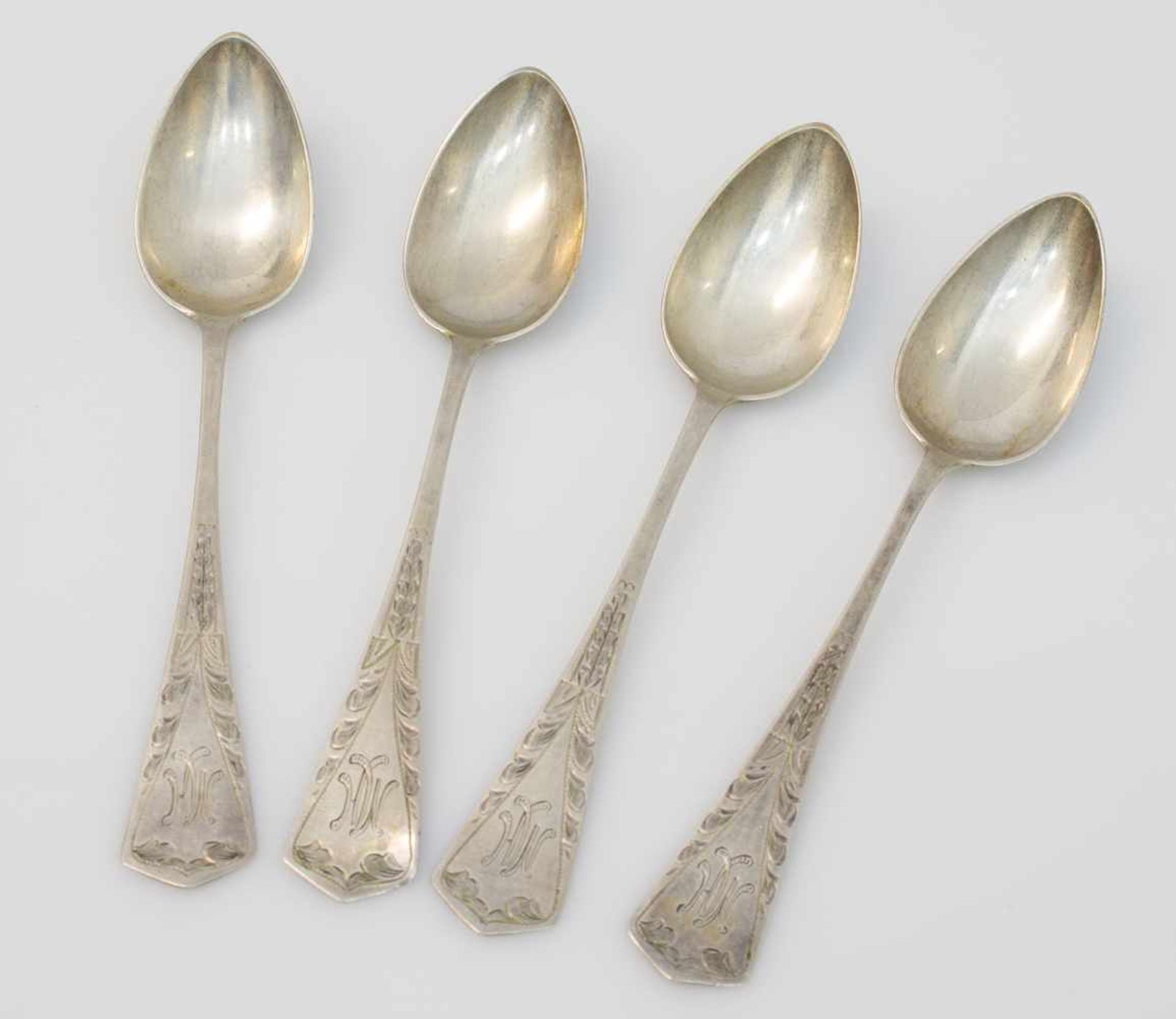 4 Jugendstil - Teelöffel um 1900, deutsch 800er Silber mit Meistermarke, ziselierter Dekor mit