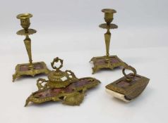 Schreibtischgarnitur Frankreich, 19. Jh., Tintenfass, Löschwiege und 2 Leuchter, Bronze vergoldet