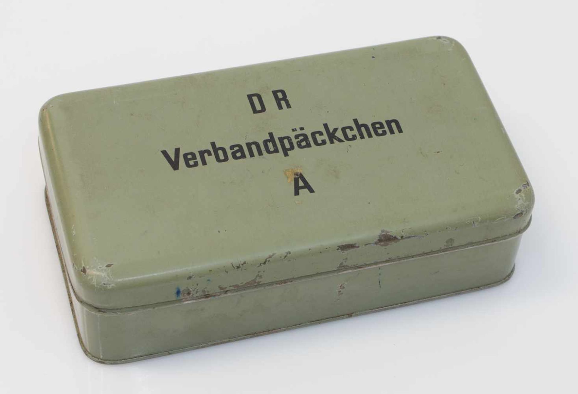 Blechdose wohl für Kfz., III. Reich, Tarngrün lackiert, Aufschrift "DR Verbandpäckchen A", 17 x 9,