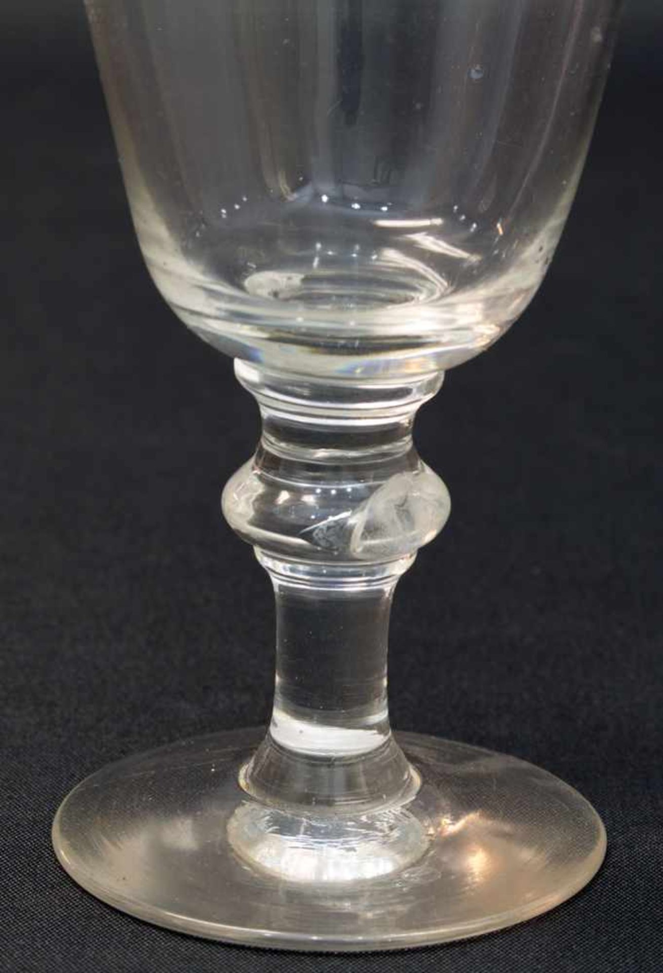 3 Kneipen Weinkelche 19. Jh., tulpenförmige Klarglaskuppa auf Balusterschaft, Eichstrich 0,1 L., - Bild 2 aus 2