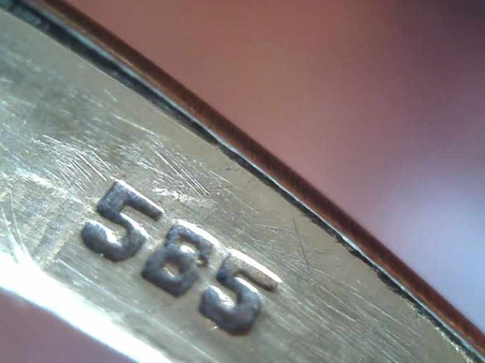 Damenring 585er GG, 5,9 g, eckiger Ringkopf mit feiner Ziselierung, eckiger gefasster Amethyst im - Image 2 of 2