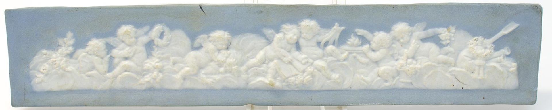 Reliefband England 1. Hälfte 19. Jh., Spielende Putti, Jasperware, ungemarkt, 6 x 31 cm