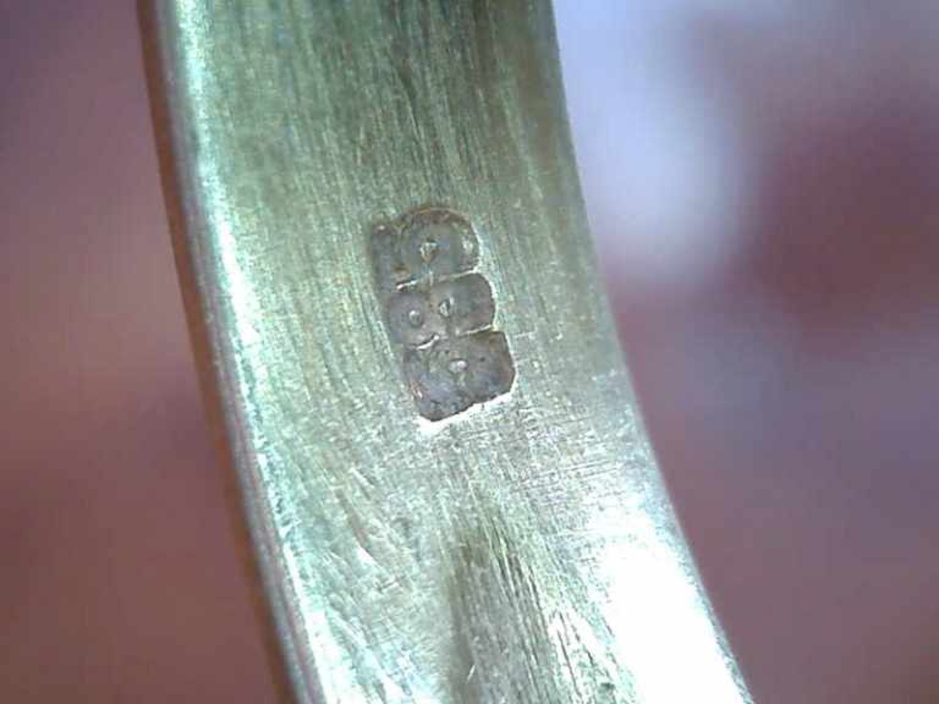 Damenring 585er GG, 3,6 g, runder Ringkopf mit einem gefassten Brillanten (ca. 0,16 ct.), RG 55 - Image 2 of 2