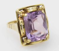 Damenring 585er GG, 6 g, eckiger erhabener Ringkopf, mit einemgeschliffenen Amethyst, RG 55