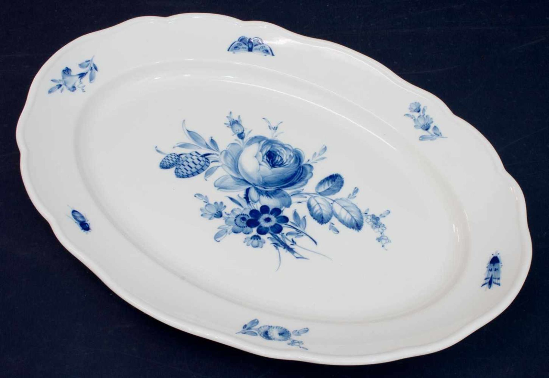 Bratenplatte Porzellanmanufaktur Meissen, Marke 1860-1924, Dekor Blaue Blume mit Insektenmalerei, 42