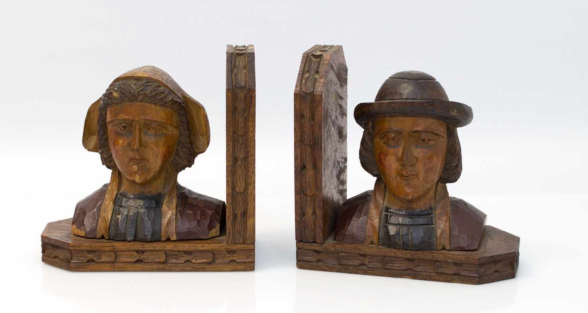 Paar Buchstützen Mecklenburg um 1920er Jahre, Eiche geschnitzt mit Trachtenfiguren Mann u. Frau,