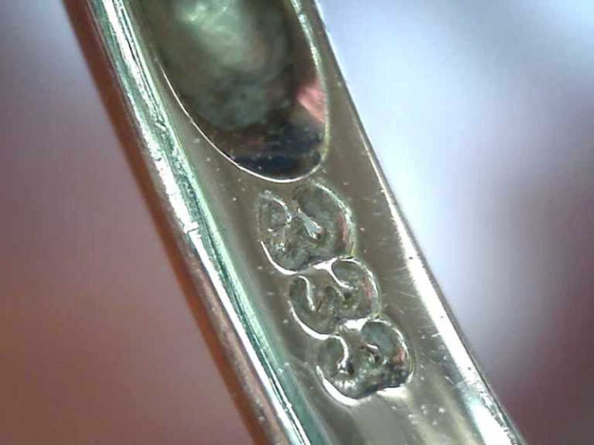 Damenring 333er GG, 2,3 g, geschwungener Ringkopf mit einem tropfenförmig geschliffenen Peridot, - Bild 2 aus 2