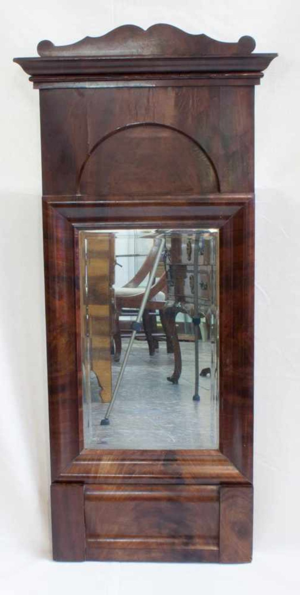 Biedermeier Spiegel um 1850, Nussbaum furniert, mit Aufsatz, geschliffenes Kristallglas, 50 x 110 cm