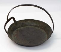 Bügelpfanne um 1820, Kupfer mit angeschmiedetem Bügelhenkel, D. 27 cm