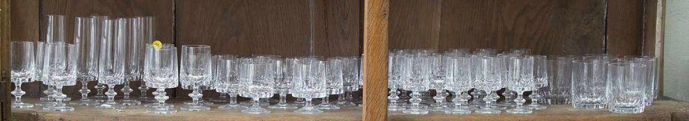 Gläsersatz um 1970er Jahre, Kristallglas mit strukturierter Oberfläche, Sekt-/ Rotwein-/ Weißwein-