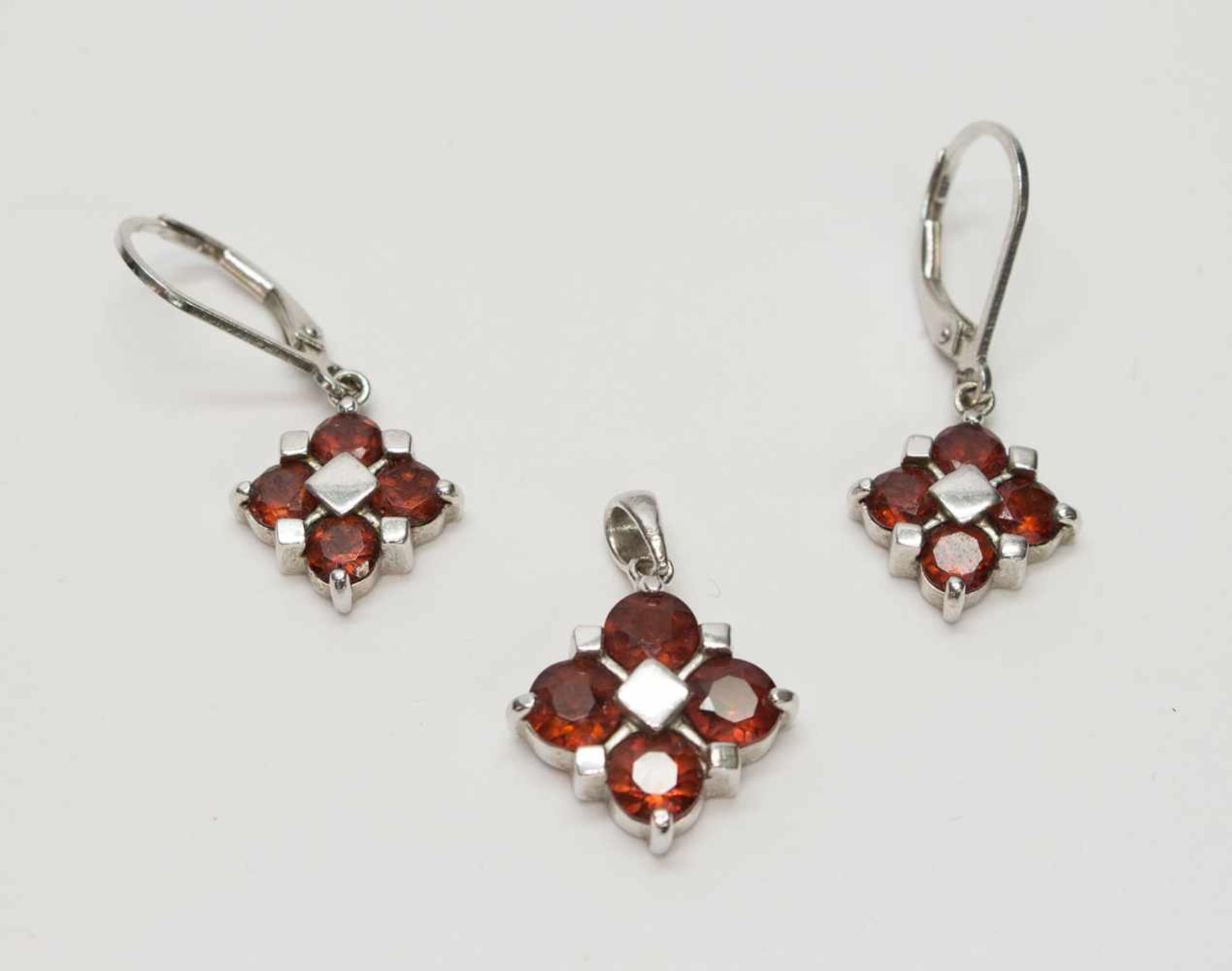 Schmuckset 925er Silber, Ohrhänger und Kettenanhänger, jew. mit 4 blütenförmig angeordneten roten
